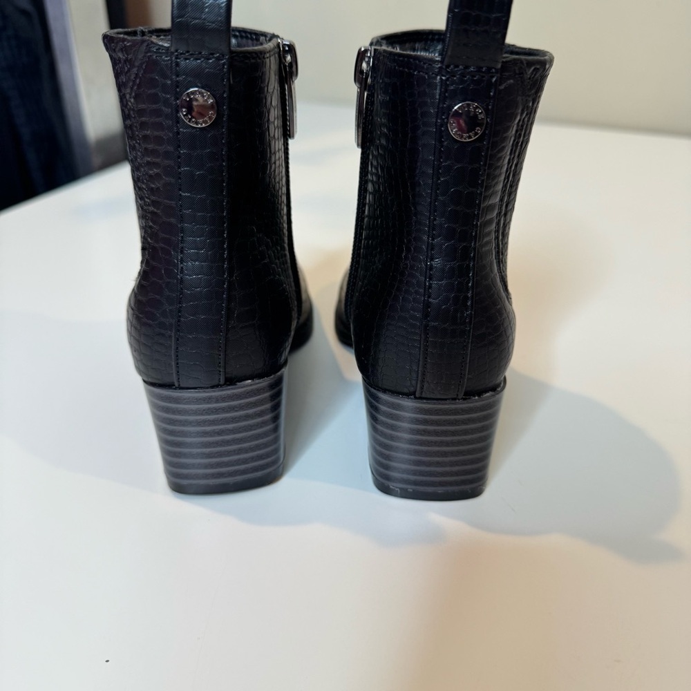 Vince Camuto Girls Black Textured Ankle Boots –Side Zip – Block Heel Sz 11 NWOT - Picture 8 of 10